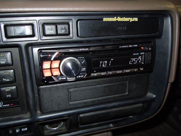 Уставновка: Автомагнитола в Toyota Land Cruiser 100 Установка: Автомагнитола в Toyota Land Cruiser 100